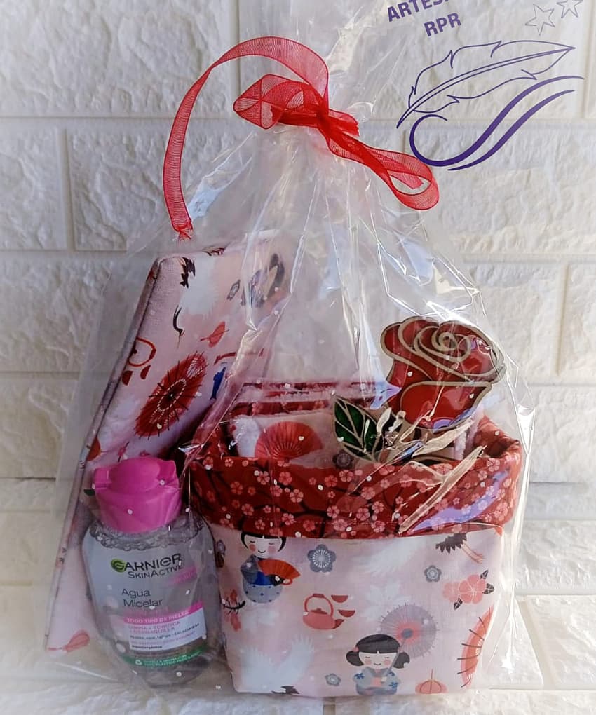Pack Cesta toallitas con neceser básico